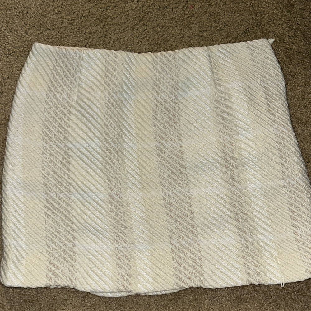 H&M cream color mini skirt size L